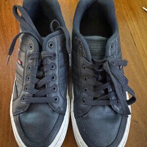 Levis boy snickers  size 5.5